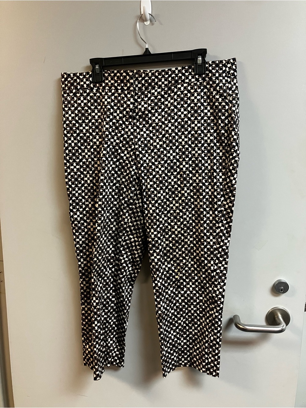 Laundry By Shelli Segal Black and White Geometric Cropped Pants